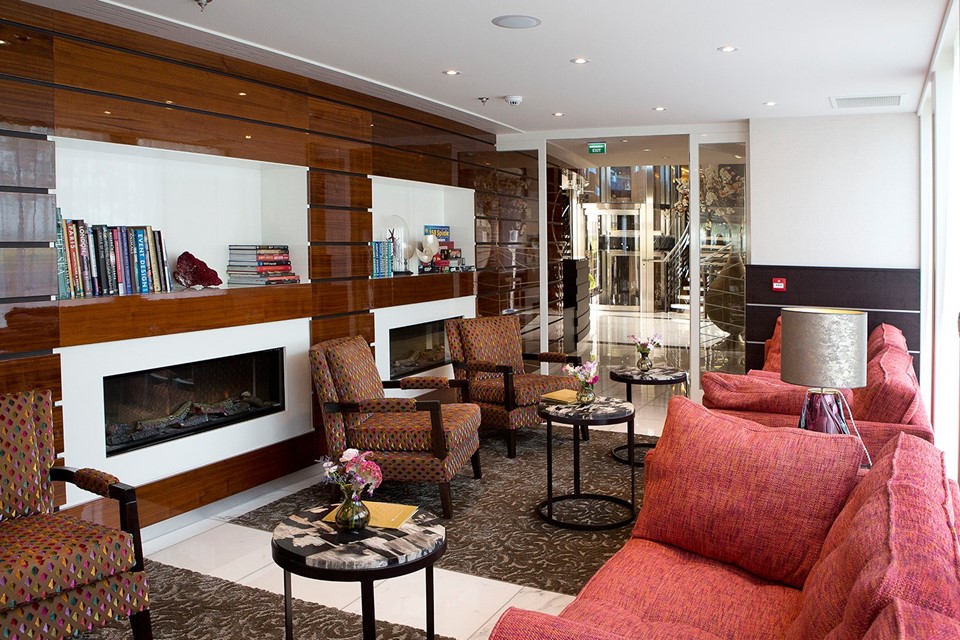 AmaReina Lounge.jpg